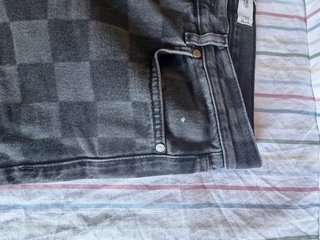 Pantalones vaqueros cuadros grises