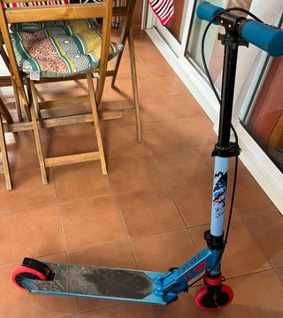 Patinete infantil azul con freno