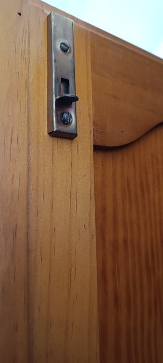 Armario clásico de madera maciza con espejos.