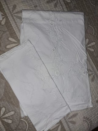 Juego Sábanas y Fundas Almohada Bordadas