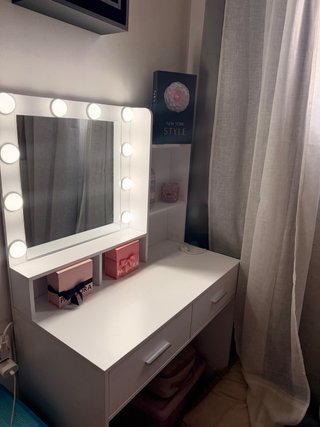 Tocador blanco con espejo y luces