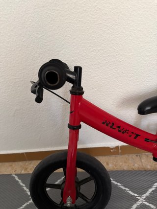 Bicicleta de equilibrio roja