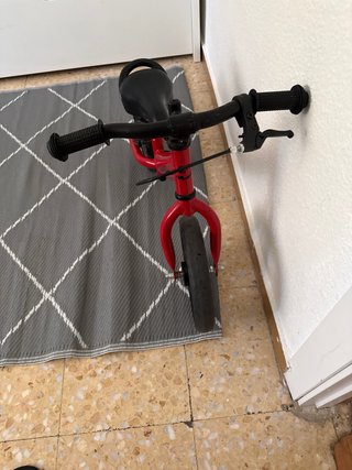 Bicicleta de equilibrio roja