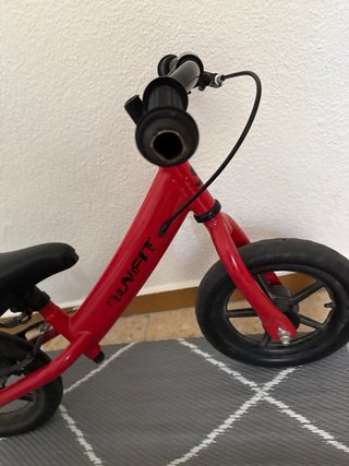 Bicicleta de equilibrio roja
