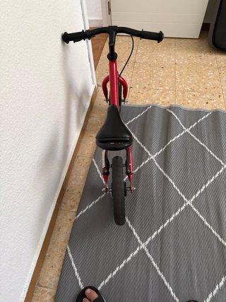 Bicicleta de equilibrio roja
