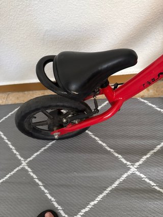 Bicicleta de equilibrio roja