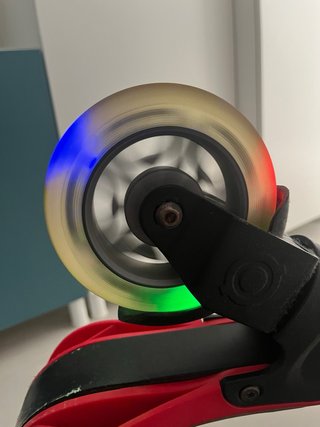 Patinete Globber con luces LED en las ruedas