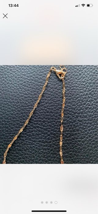 Colar dourado com cruz e cristais