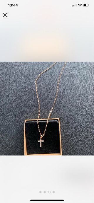Colar dourado com cruz e cristais