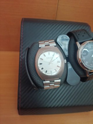 Caja giratoria para cargar y guardar 2 relojes