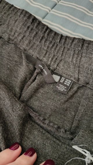 Pantalones grises tobilleros de goma Talla M