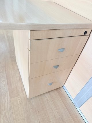 Mesa de oficina angular madera y metal.
