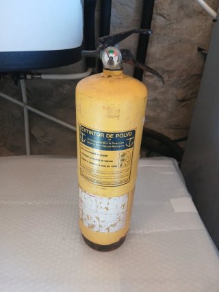 Extintor amarillo para barcos