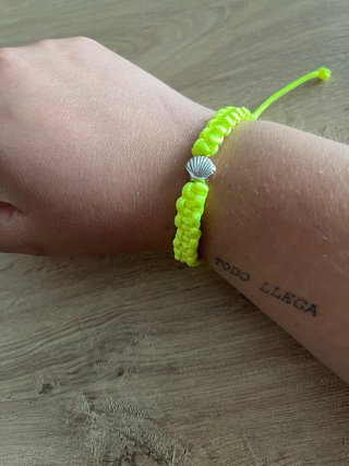 Pulsera amarilla con detalle de concha