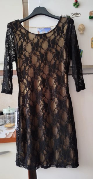 Vestito corto dorato rivestito in pizzo nero