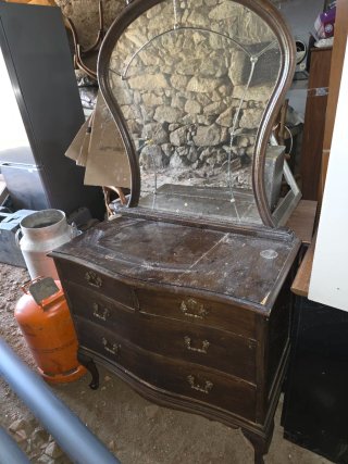 Tocador antiguo con espejo curvo