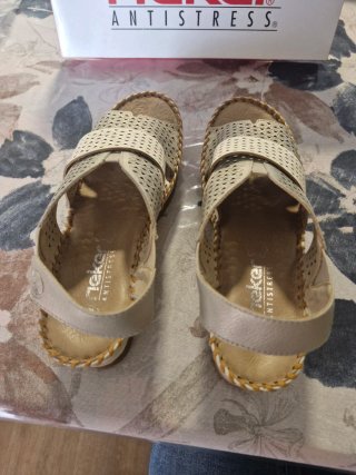 Sandalias Rieker Beige y Blancas