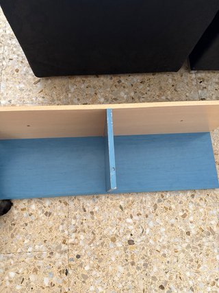 Estantería de madera beige y azul