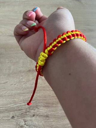 Pulsera tejida roja y amarilla