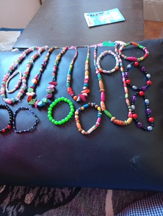 Bisutería artesanal collar y pulseras