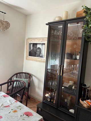 Vitrina de madera y cristal