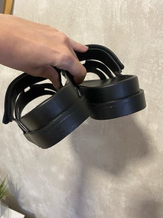 Sandalias negras con velcro