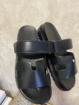 Sandalias negras con velcro