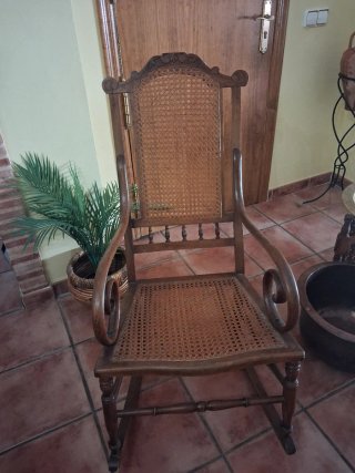 Mecedora de madera con asiento de rejilla