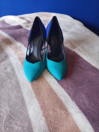 Zapatos de tacón negros y turquesa