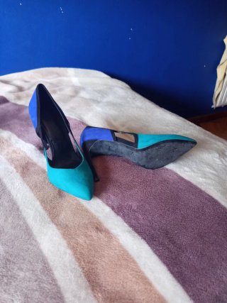 Zapatos de tacón negros y turquesa