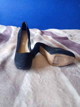 Zapatos de tacón negros y turquesa