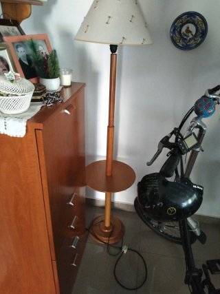 Lámpara de pie de madera y tela