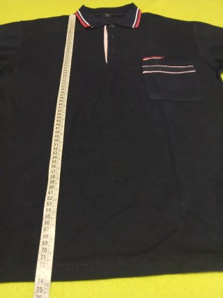 Polo azul marinho com Detalhes em vermelho