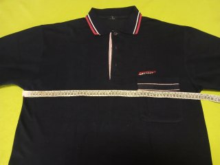 Polo azul marinho com Detalhes em vermelho