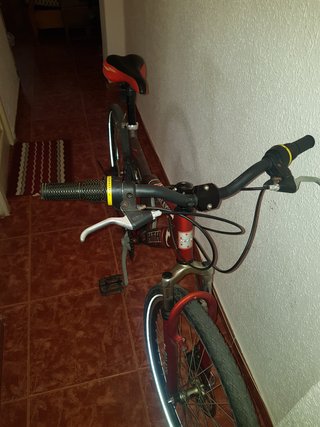 Bicicleta de montaña roja