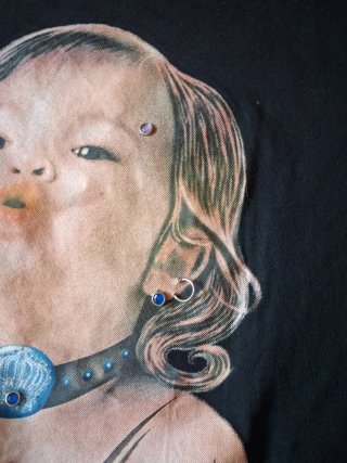 Camiseta con estampado de bebé tatuado