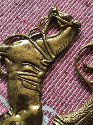 2 antiche figure in metallo per appendere le chiavi