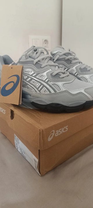 ASICS GEL-NYC grises – Nuevas con etiqueta y caja