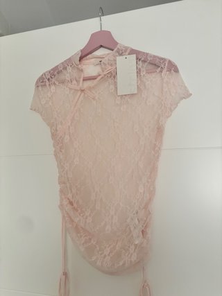 Camiseta encaje Stradivarius