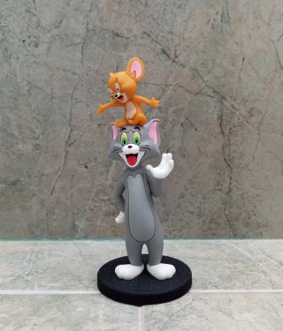 Figura de los personajes Tom y Jerry con base!