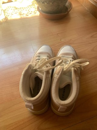 Zapatillas altas beige y blancas