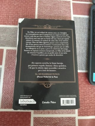 El libro " La porta dels tres panys" en Catalán