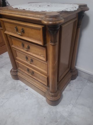 Mesita de noche de madera