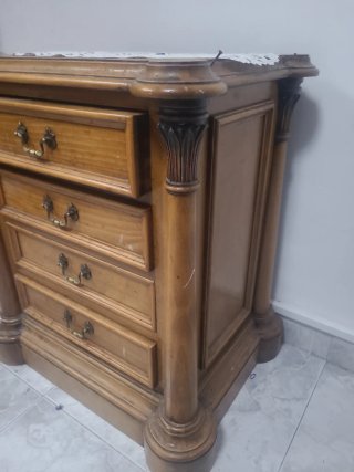 Mesita de noche de madera