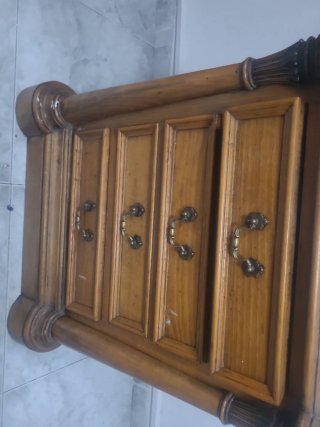 Mesita de noche de madera