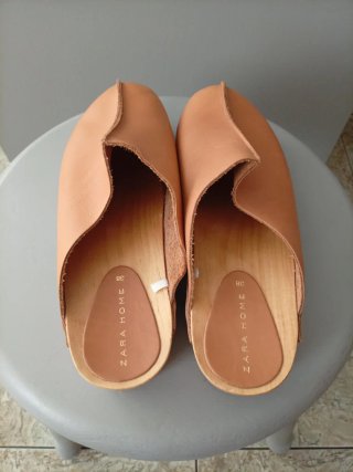 Zuecos de cuero color camel