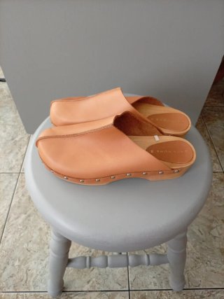 Zuecos de cuero color camel