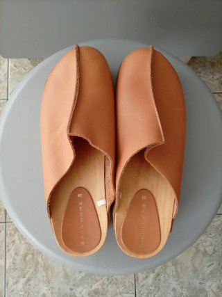 Zuecos de cuero color camel