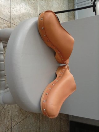 Zuecos de cuero color camel