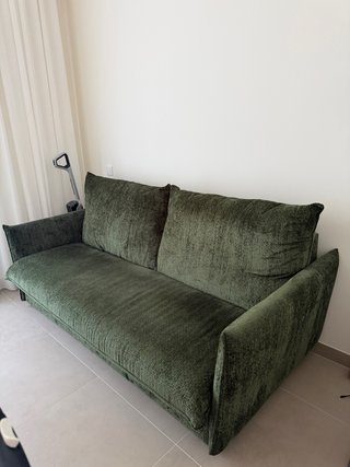Sofá verde de terciopelo